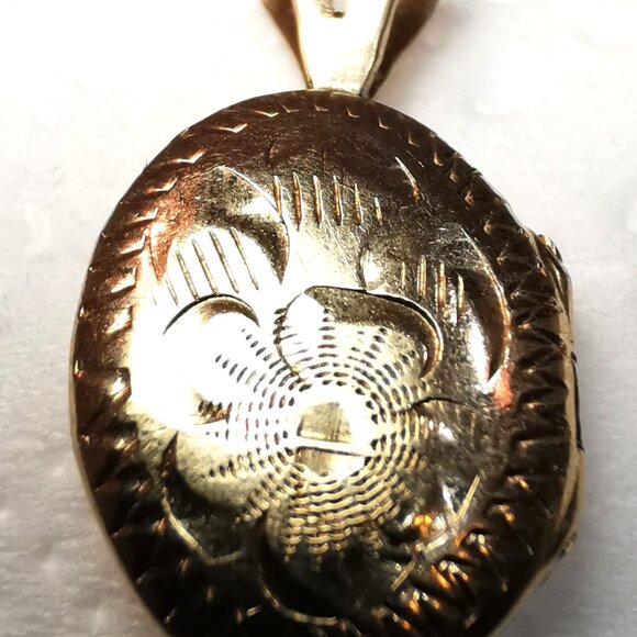 1985 14K Gold Oval Locket Pendant Diamond-Cut Floral TC Hallmark 2cm - Picture 9 of 15